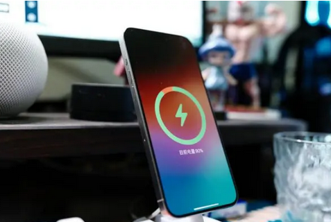 临渭苹果15换屏服务分享用什么充电器给iPhone15充电更好 